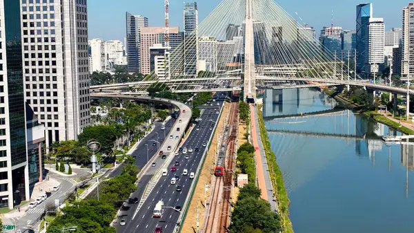 Sao Paulo Brezilya 'daki Kablo Köprüsü. Landmark Köprüsü 'nün Hava Görüntüsü Karmaşık Tasarımı Gösteriyor. Şehir Bulutları Gökyüzü Arkaplanı Şehir. Şehir dışındaki ünlü. Şehir merkezi Sao Paulo.