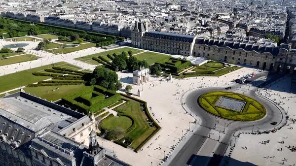 Paris 'teki Louvre Müzesi Ile De France. Şehir merkezindeki Landmark Ortaçağ binasının havadan görünüşü. Şehir Gökyüzü Arkaplanı Kentsel. Şehir merkezinin yukarısında. Fransa ile Paris.