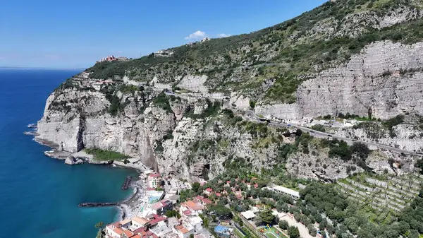 Sorrento Napoli 'deki Sorrento Plajı. Meşhur bir yoldaki araçların güçlü manzarası. Cennet Adası Manzarası Minnettar Güzel. Yaz zamanı Grateful Coast. Sorrento Napoli.