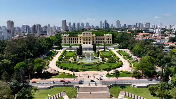 Ipiranga Park Sao Paulo Brezilya 'daki Bağımsızlık Müzesi. Şehrin ünlü bölgesindeki ortaçağ binasının kuş bakışı görüntüsü. Şehir merkezindeki iş dünyası. Şehir merkezinin dışı Geniş Panning.