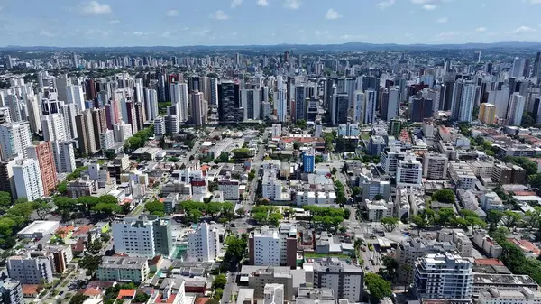 Curitiba Parana Brezilya 'da Curitiba Skyline. Şehir merkezinin modern binalarla dolup taşması. Şehir Gökyüzü Arkaplanı Kentsel. Şehir merkezinin yukarısında. Curitiba Parana.