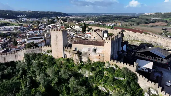 Portekiz 'in Obidos Leiria bölgesindeki Obidos Kalesi. Şehir merkezindeki Landmark Ortaçağ binasının havadan görünüşü. Şehir Gökyüzü Arkaplanı Kentsel. Şehir merkezinin yukarısında. Obidos Leiria Bölgesi.