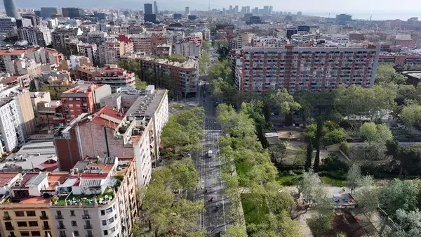 Barcelona Katalonya İspanya 'da Barselona Skyline. Yukarıdan canlı bir şehrin telaş ve koşuşturmasını yakalamak. Şehir Gökyüzü Arkaplanı Kentsel. Açık Arkaplan Panoramik Şehir. Barselona Katalonya.