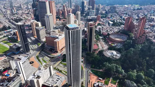 Kolombiya 'nın Bogota Bölgesi' ndeki Colpatria Binası. Şehir Skyline Modern ve Geleneksel Mimariyi Gösteriyor. İş Bulutları Gökyüzü Şehir Merkezi. Özgeçmişleri meşhurdur. Bogota Bölge Başkenti.