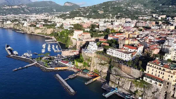 Sorrento Napoli 'deki Sorrento Plajı. Bereketli bir tropikal sahil manzarasının nefes kesici görüntüsü. Günbatımı Cennet Manzarası Huzurlu Muhteşem. Huzurlu Rıhtım Kıyısı. Sorrento Napoli.
