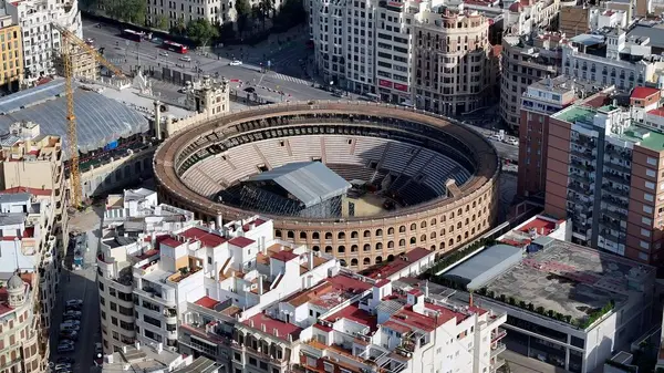 Valencia Valence Community İspanya 'daki Toros Meydanı. Yukardan bakıldığında hareketli bir şehirde ortaçağ binası. Şehir merkezindeki iş dünyası. İş geçmişleri ünlüdür. Valencia Valence Topluluğu.