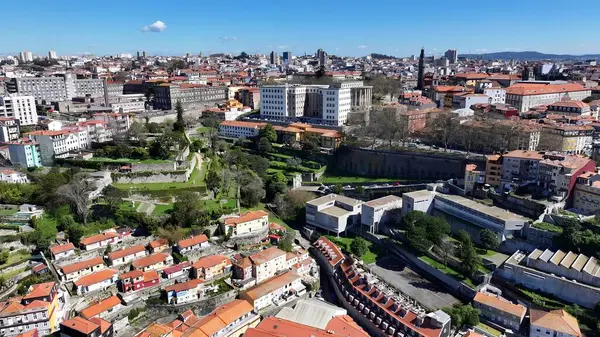 Porto Portekiz 'deki Erdemliler Parkı. Ünlü Botanik Bahçesi şehri geziyor. İş Bulutları Gökyüzü Şehir Merkezi. Panoramik Şehir. Porto Portekiz.