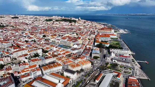Lizbon 'daki Lizbon Skyline. Yukarıdan canlı bir şehrin telaş ve koşuşturmasını yakalamak. Altyapı Skyline Gökdelenleri çarpıcı. Altyapı Mimarlık Şirketi. Lizbon Portekiz.