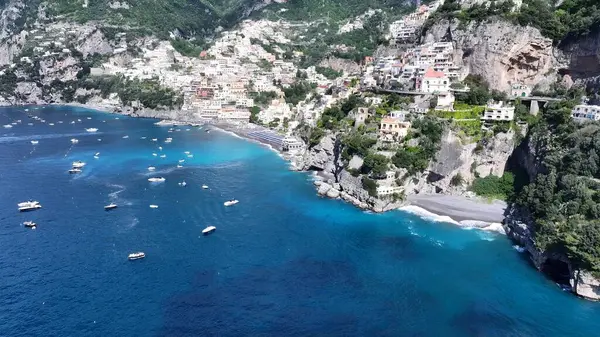 Positano Salerno İtalya 'daki Amalfi Sahili. Büyüleyici Tropikal Sahne Sahnesi Yukarıdan Görünüyor. Issız Manzara Cenneti Vibrant. Terk edilmiş yaz zamanı. Positano Salerno.