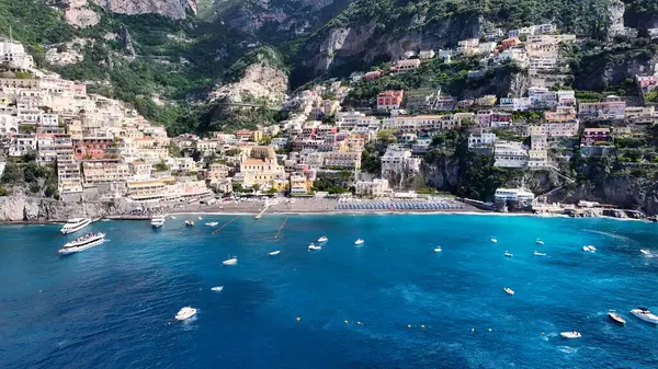 Positano Salerno İtalya 'daki Amalfi Sahili. Kristal berrak sularla sersemletici sahilin havadan görünüşü. Ada Hayatı Manzarası Huzurlu Güzel. Huzurlu. Positano Salerno.