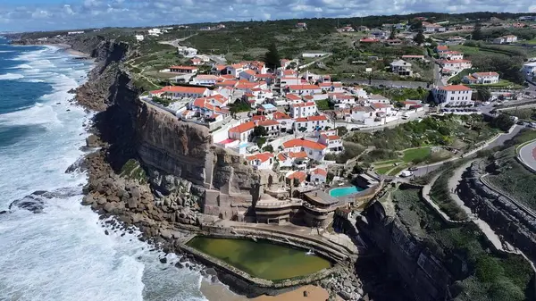 Azenhas, Lizbon 'un Sintra Bölgesi' ndeki Mar Plajı 'nda. Yaz tatilinde harika bir sahil manzarası olan kuş bakışı. İş Bulutları Gökyüzü Şehir Merkezi. Arkaplan Panoramik Şehir.