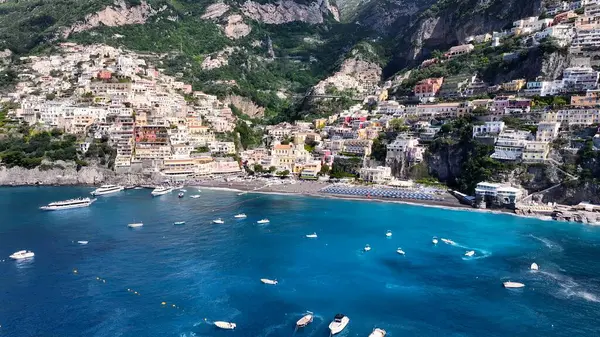 Positano Salerno İtalya 'daki Amalfi Sahili. Yaz tatilinde harika bir sahil manzarası olan kuş bakışı. Sahil Gökyüzü Sahil Kıyısı Yaz Zamanı. Seaside Beach Panoramik. Positano Salerno.