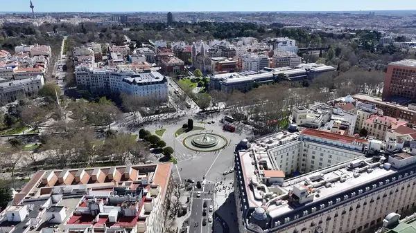 Madrid 'deki Neptuno Çeşmesi. Şehir merkezinin modern binalarla dolup taşması. Şehir merkezinde Gökyüzü Bulutları. Şehir merkezinin dışında. Ünlü. Madrid İspanya.