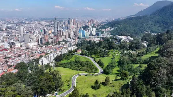 Bogota Bölgesi Başkenti Kolombiya 'daki Bogota Skyline. Gökdelenleri Şehir Merkezi Şehir Yaşamını Yansıtıyor. Endüstriyel Peyzaj Ticari Binası Güzel. Endüstriyel Şehir.