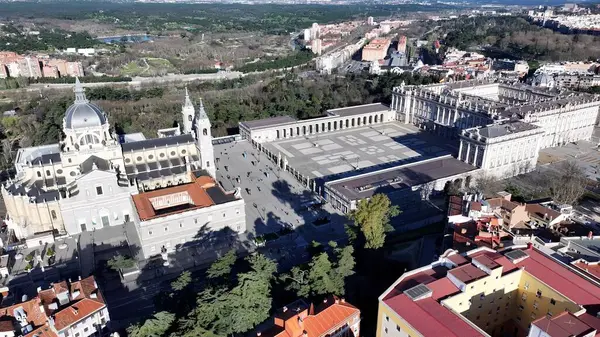 Madrid 'deki Madrid Kraliyet Sarayı. Gökdelenleri Şehir Merkezi Şehir Yaşamını Yansıtıyor. Şehir Gökyüzü Arkaplanı Kentsel. Açık Arkaplan Panoramik Şehir. Madrid İspanya.