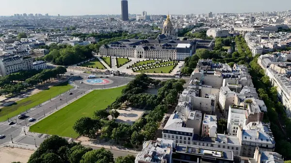 Des Invalides Müzesi Paris Ile De France 'da. Şehrin ünlü bölgesindeki ortaçağ binasının kuş bakışı görüntüsü. İş Bulutları Gökyüzü Şehir Merkezi. Arkaplan Panoramik Şehir.