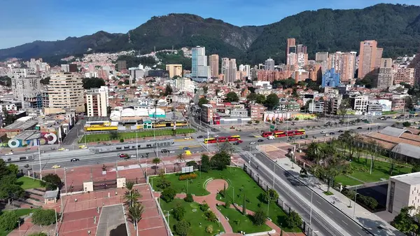 Bogota Bölgesi Kolombiya 'daki Rönesans Parkı. Yeşillik ağaçlarıyla çevrili yeşil alanın havadan görünüşü. Şehir Gökyüzü Arkaplanı Kentsel. Açık Arkaplan Panoramik Şehir.