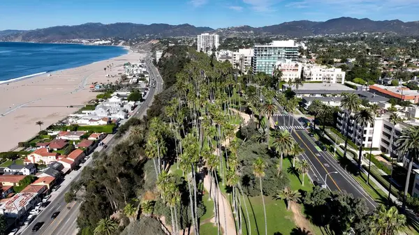 Santa Monica, Los Angeles, Kaliforniya Birleşik Devletleri. Kristal berrak sularla sersemletici sahilin havadan görünüşü. Şehir merkezindeki iş dünyası. İş geçmişleri ünlüdür. Los Angeles California.