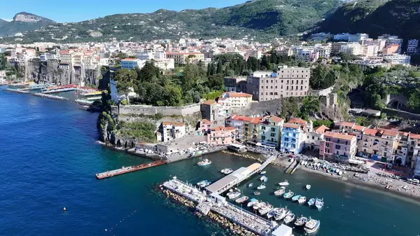 Sorrento 'da Sorrento Sahili, Napoli İtalya. Harika bir sahnede yelken açarken nefes kesici bir hava manzarası. Shore Clouds Plaj Denizi. Shore Beach Sahili Sahil Hattı. Sorrento Napoli.