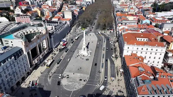Lizbon Büyükşehir Bölgesi Portekiz 'deki Restoratörler Anıtı. Yemyeşil parkın ve etrafındaki binaların havadan görünüşü. Şehir Gökyüzü Arkaplanı Kentsel. Şehir merkezinin yukarısında..