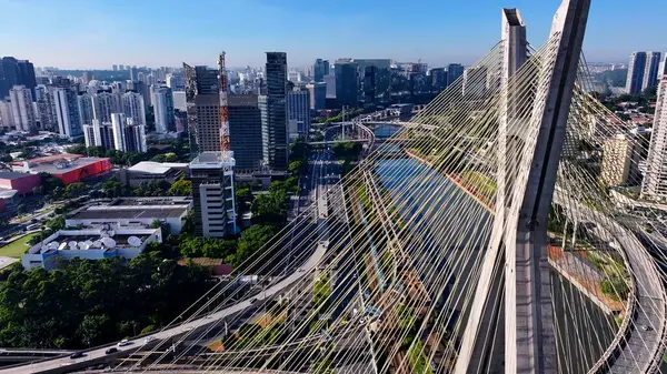 Sao Paulo Brezilya 'daki Kablo Köprüsü. Yukarıdan bakıldığında şehrin yükseltilmiş yol köprüsü sembolü. Şehir Gökyüzü Arkaplanı Kentsel. Açık Arkaplan Panoramik Şehir. Şehir merkezi Sao Paulo.