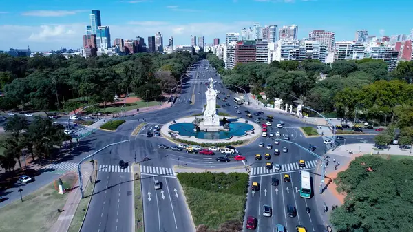 Buenos Aires Arjantin 'de Carta Magna. İnanılmaz Skysraper 'lar ve caddedeki trafik yukarıdan izleniyor. Altyapı Skyline Gökdelenleri çarpıcı. Altyapı Mimarlık Şirketi.