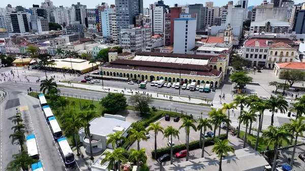Florianopolis 'teki Florianopolis Skyline, Santa Catarina Brezilya. İnanılmaz Skysraper 'lar ve caddedeki trafik yukarıdan izleniyor. Metropolitan Skyline Binaları Güzel. Bina Mimarlığı Şirketi.