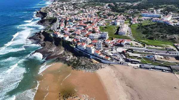 Sintra Lizbon Bölgesi Sahil Köyü Portekiz. İnanılmaz Skysraper 'lar ve caddedeki trafik yukarıdan izleniyor. Shore Clouds Plaj Denizi. Shore Beach Sahili Sahil Hattı. Sintra Lizbon Bölgesi.