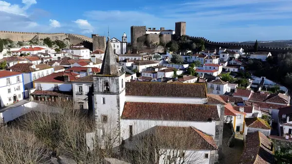 Portekiz 'in Obidos Leiria bölgesinde Obidos Skyline. Şehir merkezindeki Landmark Ortaçağ binasının havadan görünüşü. Metropolitan Skyline Binaları Güzel. Bina Mimarlığı Şirketi.
