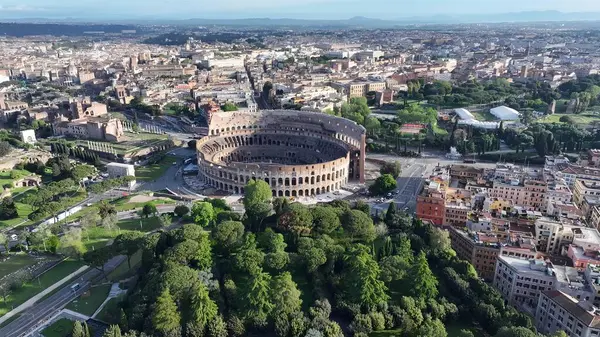 Roma Kolezyumu, Lazio İtalya. Şehir merkezindeki Landmark Ortaçağ binasının havadan görünüşü. İş Bulutları Gökyüzü Şehir Merkezi. Özgeçmişleri meşhurdur. Roma Lazio.