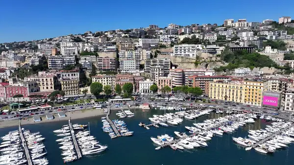 Napoli 'nin silueti Napoli Campania İtalya' da. Tropikal bir günde sürat teknesi hız yapıyor. İş Bulutları Gökyüzü Şehir Merkezi. Panoramik Şehir. Napoli Campania.