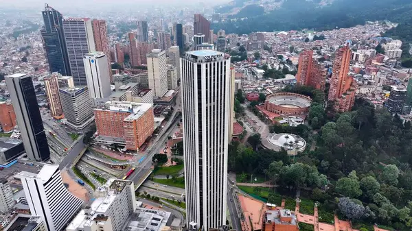 Bogota Cundinamarca Kolombiya 'daki Bogota Skyline. Geniş Şehir Yayılmasına Bakan Tarihi Gökdelen. Şehir Gökyüzü Arkaplanı Kentsel. Şehrin yukarısında. Bogota Cundinamarca.