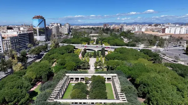 Valencia İspanya 'daki Turia Bahçeleri. Ünlü Botanik Bahçesi şehri geziyor. İş Bulutları Gökyüzü Şehir Merkezi. Özgeçmişleri meşhurdur. Valencia İspanya.