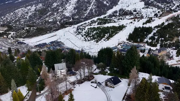 Bariloche Rio Negro Arjantin 'deki Cerro Katedrali. Karlı dağlarda gizlenmiş bir kayak merkezinin havadan görünüşü. Güney Kutbu Buzul Gölü Tipi. Buzul. Bariloche Rio Zencisi.