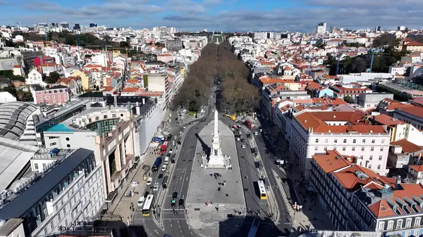 Lizbon 'daki Restoratörler Anıtı. Yemyeşil parkın ve etrafındaki binaların havadan görünüşü. Metropolitan Manzara Gökdelenleri. Güzel. Metropolitan Şehir. Lizbon Portekiz.