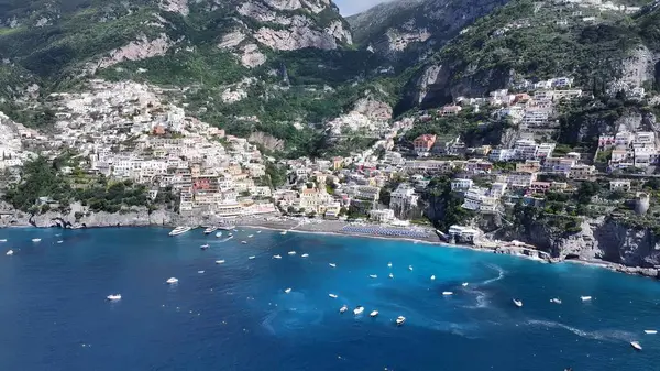 Positano Salerno İtalya 'daki Amalfi Sahili. Kristal berrak sularla sersemletici sahilin havadan görünüşü. Terkedilmiş Peyzaj Eğlencesi Güzelliği. Terk edilmiş rıhtım kıyısı. Positano Salerno.