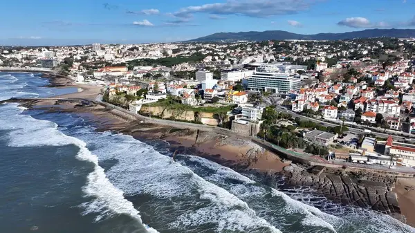 Estoril Sahili Cascais Lizbon Bölgesi Portekiz. Büyüleyici Tropikal Sahne Sahnesi Yukarıdan Görünüyor. Şehir merkezindeki iş dünyası. Şehir merkezinin dışında Panning Wide 'da. Cascais Lizbon Bölgesi.