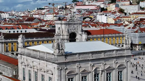 Lizbon 'daki Comercio Meydanı. Drone şehrin merkezindeki güzellik merkezini ele geçiriyor. Şehir Gökyüzü Arkaplanı Kentsel. Şehir merkezinin yukarısında. Lizbon Portekiz.
