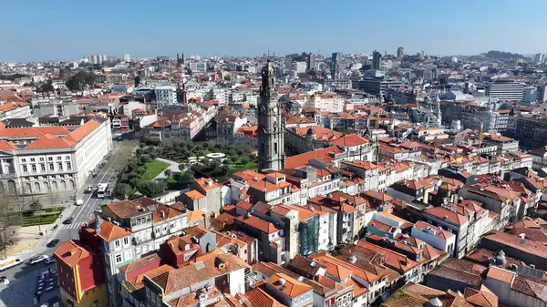 Porto Portekiz 'deki Clerigos Kulesi. Yukardan bakıldığında hareketli bir şehirde ortaçağ binası. Şehir merkezinde Gökyüzü Bulutları. Şehir merkezinin dışında. Ünlü. Porto Portekiz.