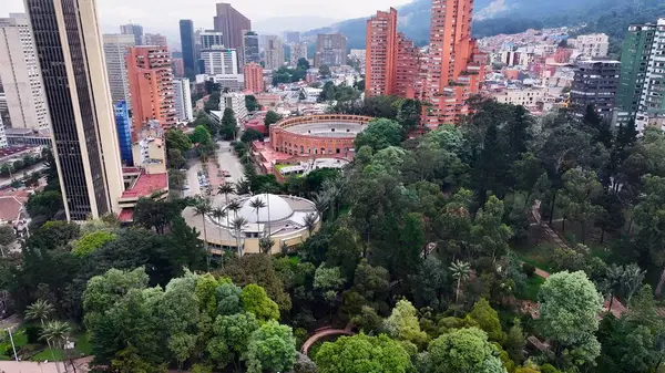 Bogota Bölge Başkenti Kolombiya 'daki Bicentenario Parkı. Yüksek katlı binaların ve şehir yaşamını gösteren trafik gösterilerinin havadan görüntüsü. Endüstriyel Peyzaj Ticari Binası Güzel.