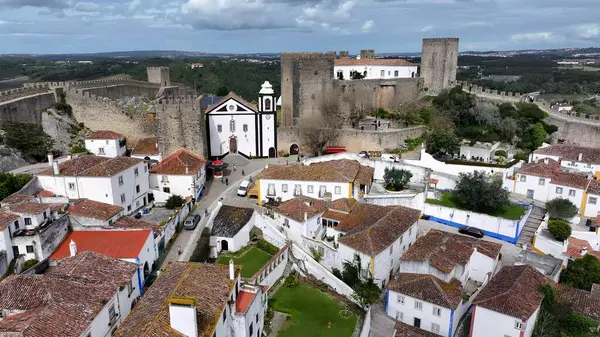 Leiria Portekiz 'in Obidos bölgesinde Obidos Skyline. Şehir merkezindeki Landmark Ortaçağ binasının havadan görünüşü. Metropolitan Skyline Binaları Güzel. Bina Mimarlığı Şirketi.