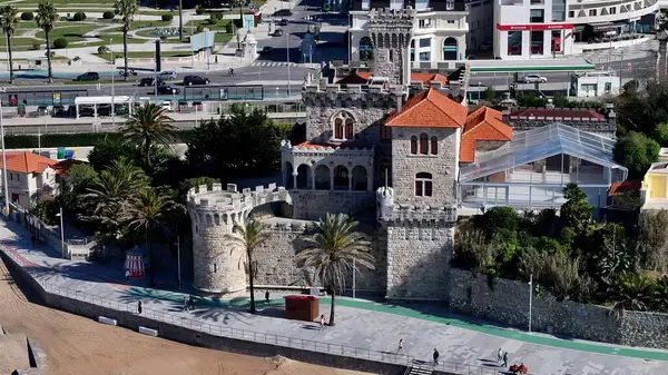 Cascais Lizbon Bölgesi, Portekiz 'deki Haç Kalesi. Şehrin ünlü bölgesindeki ortaçağ binasının kuş bakışı görüntüsü. Horizon Sahili Denizi kıyısında. Açık Sahil Panoramik. Cascais Lizbon Bölgesi.