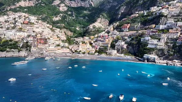 Positano Salerno İtalya 'daki Amalfi Sahili. Kristal berrak sularla sersemletici sahilin havadan görünüşü. Horizon Sahili Denizi kıyısında. Deniz kenarı seyahati. Positano Salerno.