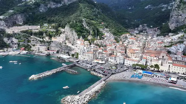 Positano Salerno İtalya 'daki Amalfi Sahili. Kuşlar, sokaklar ve binalarla çarpıcı şehir manzarasına bakıyor. Cennet Skyline Idyllic göz kamaştırıcı. Paradise Rıhtım Sahili. Positano Salerno.