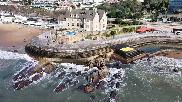 Lizbon 'un Cascais bölgesindeki Duques De Palmela Sarayı. Yukarıdan canlı bir şehrin telaş ve koşuşturmasını yakalamak. Sahil Gökyüzü Sahil Kıyısı Yaz Zamanı. Deniz kenarında Panoramik.