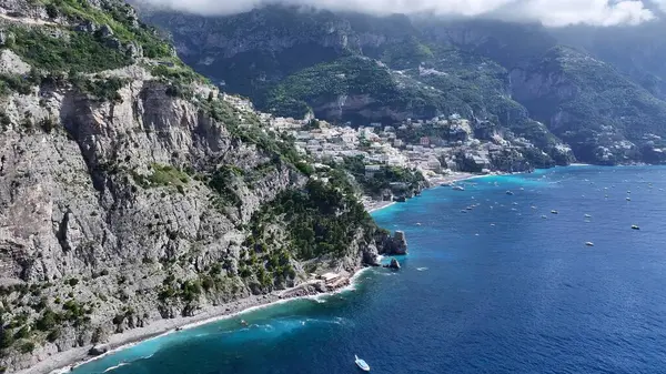 Positano Salerno İtalya 'daki Amalfi Sahili. Bereketli bir tropikal sahil manzarasının nefes kesici görüntüsü. Horizon Sahili Denizi kıyısında. Shore Seaside Panning Wide 'da. Positano Salerno.