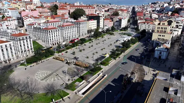 Lizbon 'daki Martim Moniz Meydanı. Drone şehrin merkezindeki güzellik merkezini ele geçiriyor. Altyapı Skyline Gökdelenleri çarpıcı. Altyapı Mimarlık Şirketi. Lizbon Portekiz.