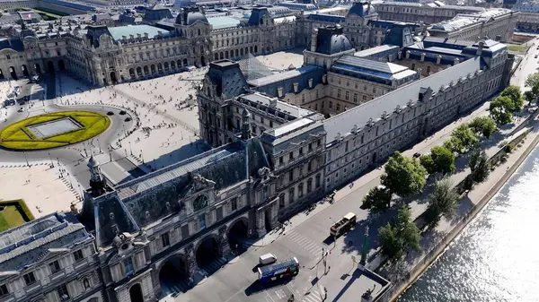 Paris 'teki Paris Skyline De France. Yukardan bakıldığında hareketli bir şehirde ortaçağ binası. İş Bulutları Gökyüzü Şehir Merkezi. İş dünyası geniş çaplı. Fransa ile Paris.