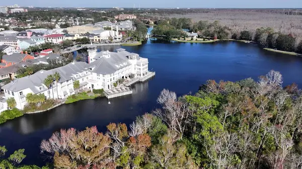Florida 'daki Lakeside Parkı. Şehrin çarpıcı ikonik eğlence parkının kuş bakışı görüntüsü. İş Bulutları Gökyüzü Şehir Merkezi. Arkaplan Panoramik Şehir.