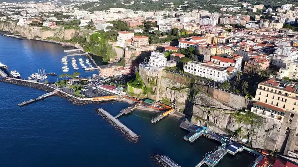 Sorrento 'da Sorrento Sahili, Napoli İtalya. Bereketli bir tropikal sahil manzarasının nefes kesici görüntüsü. Shore Sky Clouds Plaj Denizi. Uluslararası Plaj Panoraması. Sorrento Napoli.